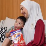 Irish Bella Instagram - MasyaAllah, si pinter abang Air udah belajar puasa. Walau kalau sahur masih ngantuk-ngantuk tapi pelan-pelan kita belajar ya abang. Ditambah lagi puasa pertama abang tahun ini dapet GRATIS Kalender Puasa dari Ovaltine, jadi abang Air bisa ceklis puasanya. Moms juga bisa dapetin Kalender Puasa Ovaltine dengan Gratis loh! Langsung download di link bio instagram @ovaltineidn ya! Oh iya Moms, Ovaltine lagi adain kompetisi #OvaltineTemanPuasaSiKecil selama bulan Ramadan loh! Ada Face Filter & Recipe Competition juga! Yuk, ajak Si Kecil juga untuk ikutan dan langsung cek informasi lengkapnya di Instagram @ovaltineidn karena ada hadiah menarik setiap minggunya dan grand prize 😍 #OvaltineTemanPuasaSiKecil #FaceFilterOvaltine#Resep90anOvaltine #ResepKueLebaranOvaltine #OvaltineJago #JagoMIkir #JagoTenaga #Ovaltine #OvaltineIndonesia #OvaltineTiapSahurJagoPuasanya
