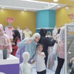 Irish Bella Instagram - Keriwehan yang sering terjadi di balik layar 🫣 yaa namanya juga the power of emak emak dengan 2 anak kecilnya yg aktif ✨ Abang Air dan Adek Amala lagi semangat banget diajak ke Fombex buat liat booth owh baby yang gemes banget dibuatin sama @redberryincreate dengan waktu yg mepet tapi bisa kasih hasil booth segemes dan sebagus ini 🫶🏻