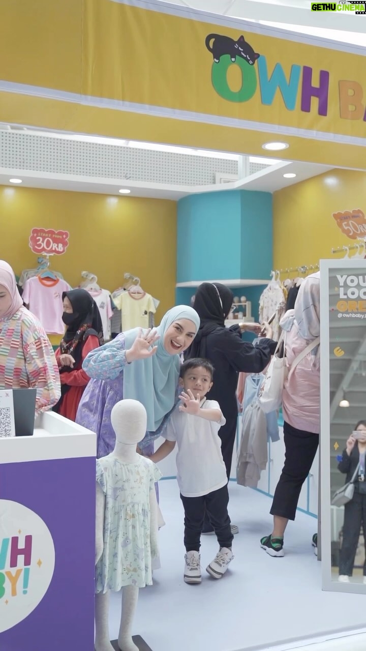 Irish Bella Instagram - Keriwehan yang sering terjadi di balik layar 🫣 yaa namanya juga the power of emak emak dengan 2 anak kecilnya yg aktif ✨ Abang Air dan Adek Amala lagi semangat banget diajak ke Fombex buat liat booth owh baby yang gemes banget dibuatin sama @redberryincreate dengan waktu yg mepet tapi bisa kasih hasil booth segemes dan sebagus ini 🫶🏻