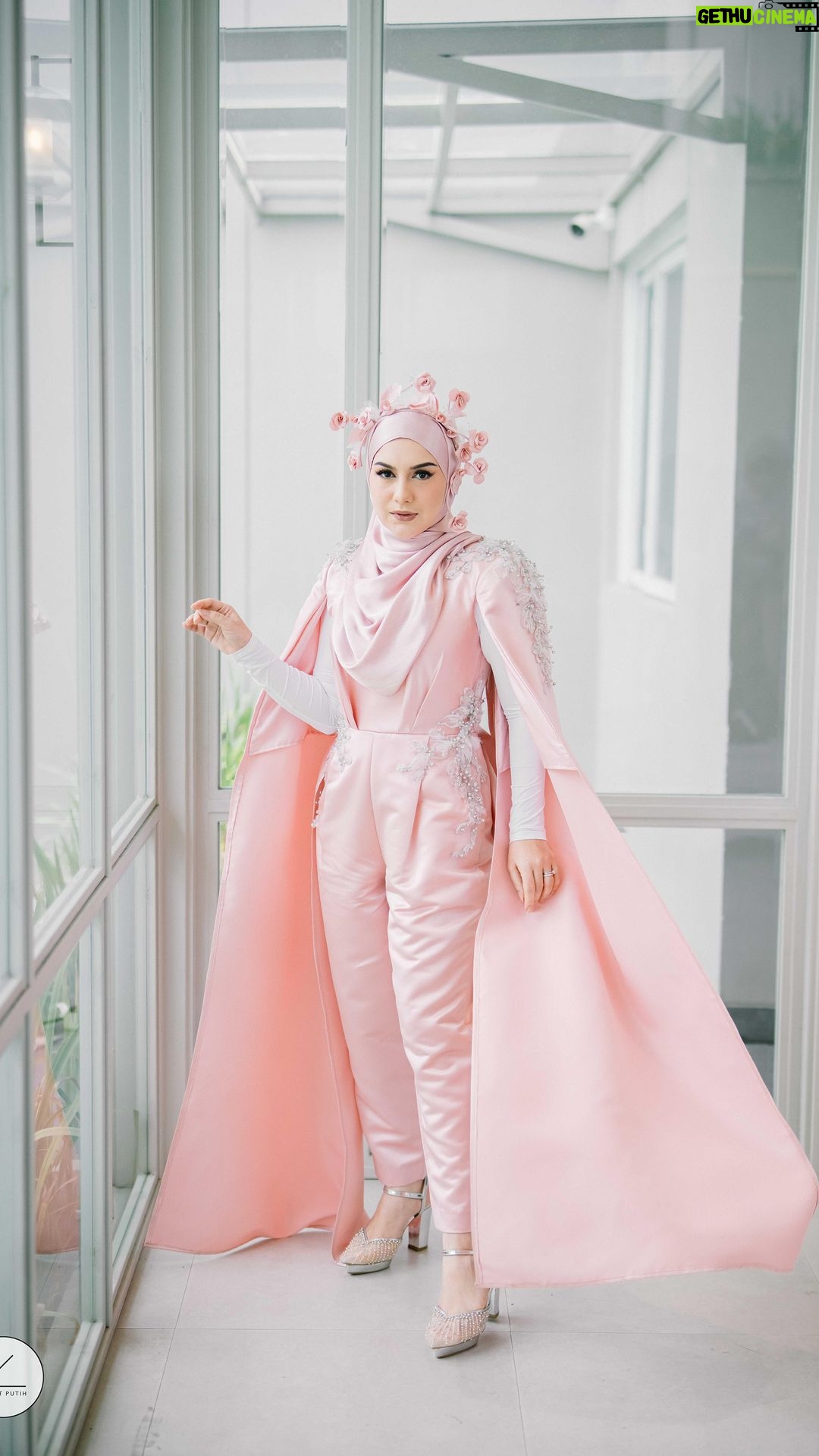 Irish Bella Instagram - Jujur milih souvenir itu susah dan galaunya minta ampun 🥲 karena aku mau memberi souvenir yg isinya bisa dipakai dan tamu seneng. Akhirnya @anaria_souvenir bisa memenuhi ekspektasi aku bahkan melebihi ekspektasi. Souvenirnya bener bener cantik dan semuanya bisa digunakan untuk kebutuhan tamu undangan sehari-hari 🫶🏻