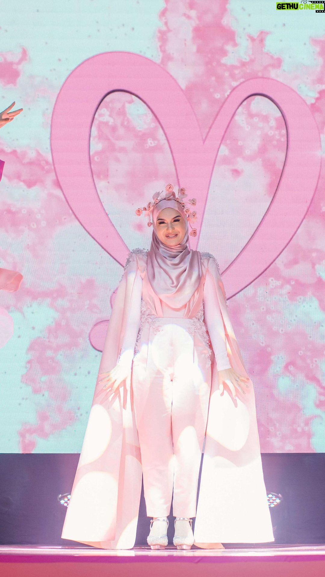 Irish Bella Instagram - Sampe hari ini masih gak bisa move on dari Venue She La Vie Grand Ballroom, setiap sudutnya cantik, luas dan mewah π«Άπ» Bahkan fasilitas sholat juga lengkap dengan pelayanan staffnya yang sangat ramah dan selalu memastikan venue bersih π€ Thank you @shelavie.grandballroom @la.glasshouse @sheilalesmana udah buat acara wonderish jadi sangat cantik dan mewah β¨