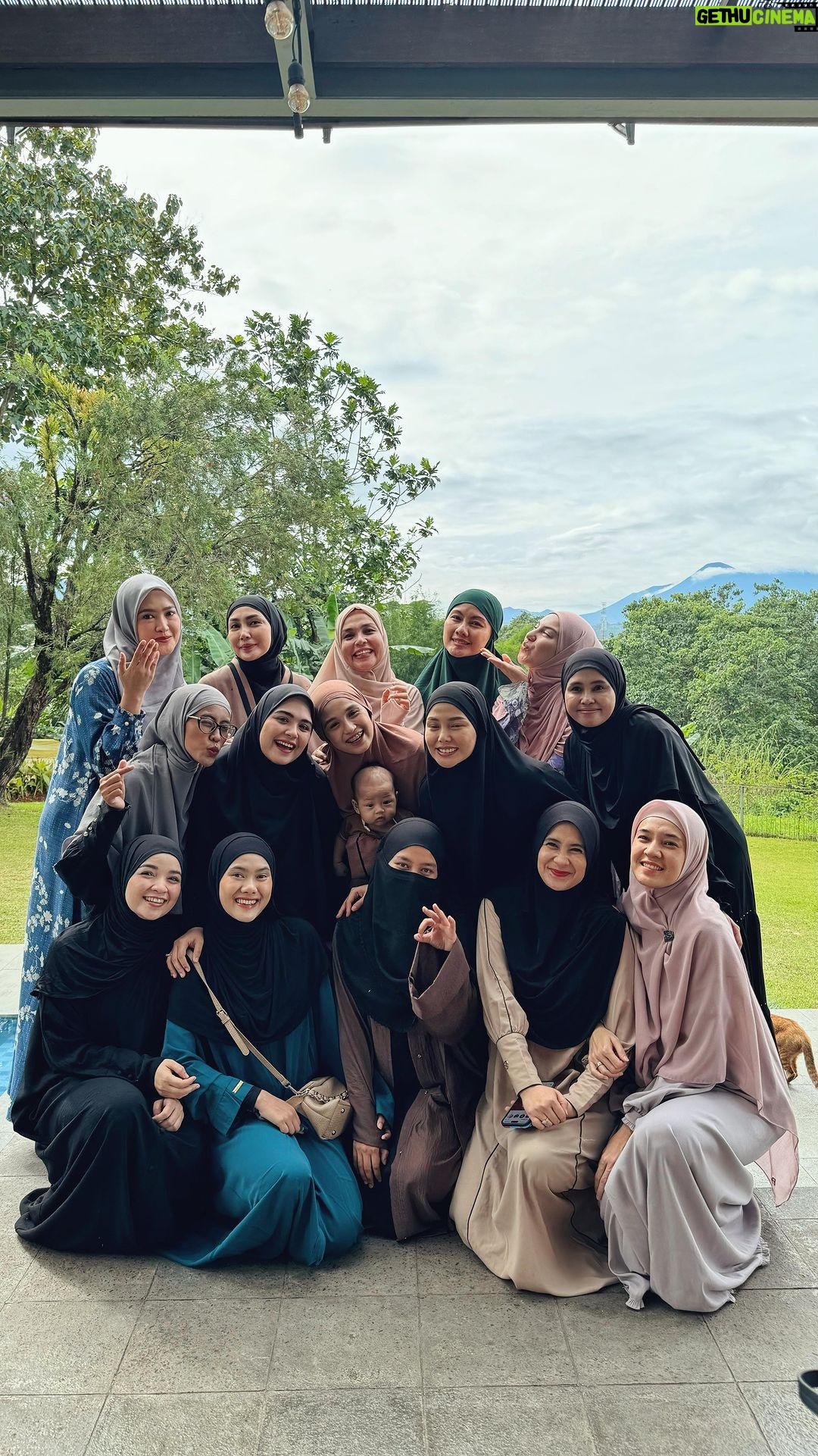 Irish Bella Instagram - Sekali2 nya sleepover sama ciwi ciwiii Khaula ✨ Pulang perut sampai keram karena bener2 seharian ngakak terus 🥹🥰 Plus dinner super mevvah dan delicious dari @unlockedbbq , fix next acara bakal order lagi sih!🥹