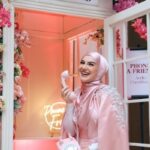 Irish Bella Instagram – Thanks to @mulanjameela1 and @amienilyas for showing us what self-love means: the practice of treating ourselves with kindness, compassion, and acceptance💕

#Wonderish #FormOfSelfLove #WonderfulSkin