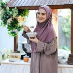 Irish Bella Instagram - Alhamdulillah di bulan Ramadhan bisa terus menjaga silaturahmi dan belajar bersama keluarga juga teman-teman dengan mengadakan kajian di rumah ✨ Semoga kita semua mendapat kasih dan ampunan dari Allah SWT di bulan ramadhan ini dan terus belajar untuk lebih mencintai-Nya 🤍 Catering by @yani.wedding Martabak Aci Lumer & keju aroma by @lokasaji Toast bread by @lavaxtoast.official Jajanan hits jakarta by @rotibakarpisang_santa Glitter tea by @teatwo.official Bolu Chiffon by @ngemil_bolu Air Mineral @jiwater.id Endorsment arranger by @amra_organizer
