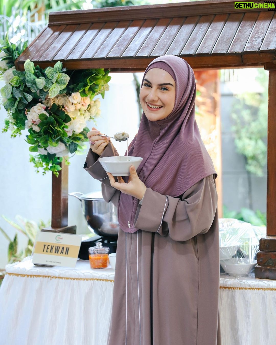 Irish Bella Instagram - Alhamdulillah di bulan Ramadhan bisa terus menjaga silaturahmi dan belajar bersama keluarga juga teman-teman dengan mengadakan kajian di rumah β¨ Semoga kita semua mendapat kasih dan ampunan dari Allah SWT di bulan ramadhan ini dan terus belajar untuk lebih mencintai-Nya π€ Catering by @yani.wedding Martabak Aci Lumer & keju aroma by @lokasaji Toast bread by @lavaxtoast.official Jajanan hits jakarta by @rotibakarpisang_santa Glitter tea by @teatwo.official Bolu Chiffon by @ngemil_bolu Air Mineral @jiwater.id Endorsment arranger by @amra_organizer
