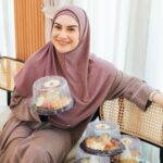 Irish Bella Instagram – Alhamdulillah di bulan Ramadhan bisa terus menjaga silaturahmi dan belajar bersama keluarga juga teman-teman dengan mengadakan kajian di rumah ✨

Semoga kita semua mendapat kasih dan ampunan dari Allah SWT di bulan ramadhan ini dan terus belajar untuk lebih mencintai-Nya 🤍

Catering by @yani.wedding 
Martabak Aci Lumer & keju aroma by @lokasaji 
Toast bread by @lavaxtoast.official 
Jajanan hits jakarta by @rotibakarpisang_santa 
Glitter tea by @teatwo.official 
Bolu Chiffon by @ngemil_bolu 
Air Mineral @jiwater.id 

Endorsment arranger by @amra_organizer