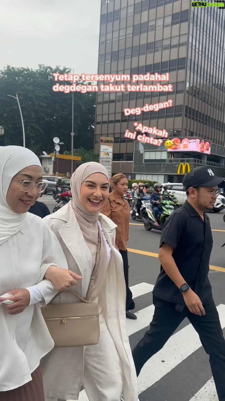 Irish Bella Instagram - Hayolooo, absen dong siapa yang hobi berburu takjil 🤪 Alhamdulillah ya shay tiap mepet Maghrib jalan jadi penuh, seperti rezeki dari Allah yang tak terbendung 🥰 Maa syaa Allah Tabarakallah #irishbella #trafficjam #ibel #amalaputisabai #airrumiakbar #bukapuasa