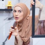 Irish Bella Instagram - Setiap cewe pasti punya ritual wajib buat naikin moodnya 😋 kalo aku sih paling suka nyanyi dan ngemil yang manis-manis. Di rumah selalu ada @jnccookies karena aku suka banget!! Rasanya enak dan teksturnya renyah. Juga variasinya banyak banget dan lagi ada varian baru khusus lebaran Green Tea Crumble, Palm Cheese & Unicorn Cookies, juga ada 1 variant special yang unik dengan bahan dasar dari Jengkol. Hampersnya juga lucu-lucu dan gemes-gemas, jadi makin happy menyambut lebaran 🫶🏻