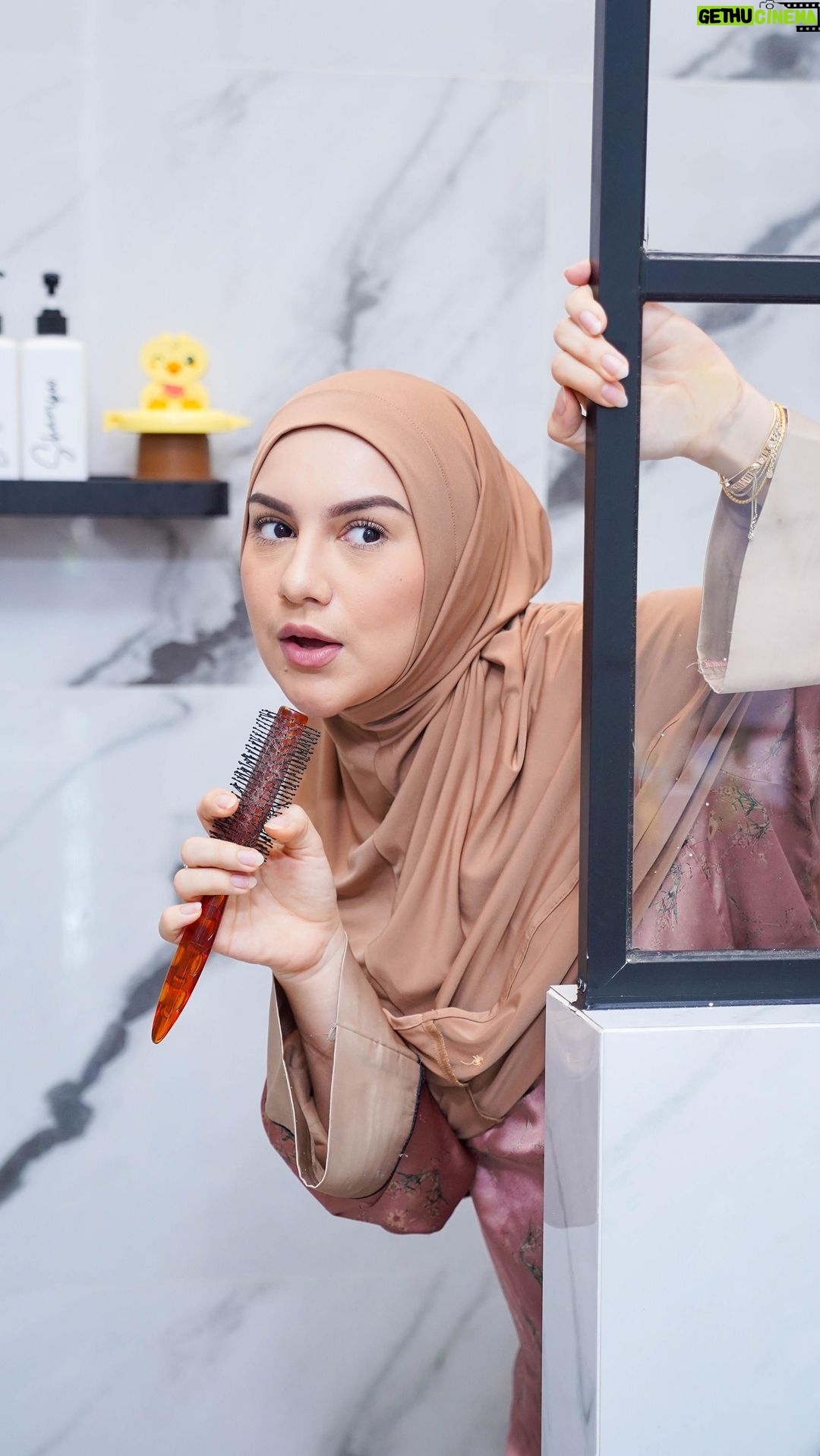 Irish Bella Instagram - Setiap cewe pasti punya ritual wajib buat naikin moodnya π kalo aku sih paling suka nyanyi dan ngemil yang manis-manis. Di rumah selalu ada @jnccookies karena aku suka banget!! Rasanya enak dan teksturnya renyah. Juga variasinya banyak banget dan lagi ada varian baru khusus lebaran Green Tea Crumble, Palm Cheese & Unicorn Cookies, juga ada 1 variant special yang unik dengan bahan dasar dari Jengkol. Hampersnya juga lucu-lucu dan gemes-gemas, jadi makin happy menyambut lebaran π«Άπ»