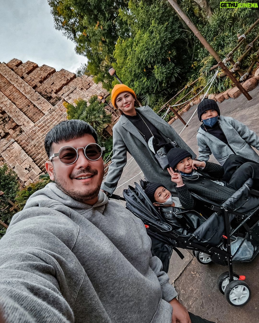 Isabel Oli Instagram - Day 2! Disney Sea naman! Parang tayo @isabeloliprats ang nag enjoy eh. Happy new year!!! DisneySea Tokyo