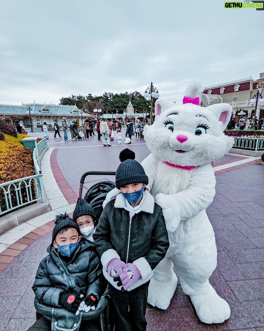 Isabel Oli Instagram - Creating beautiful memories with our kiddos. We love you guys. Habang buhay natin babaunin ang mga ngiti na to. Thank you Lord God. #wearethepratties Tokyo Disneyland