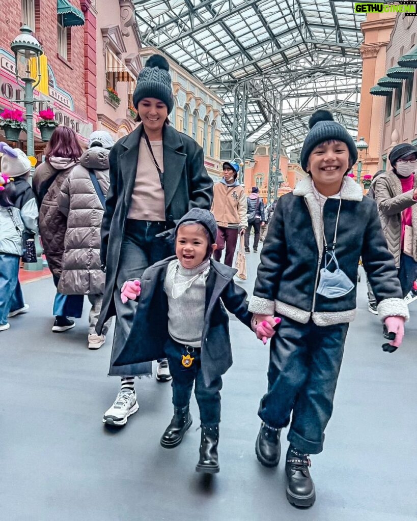 Isabel Oli Instagram - Creating beautiful memories with our kiddos. We love you guys. Habang buhay natin babaunin ang mga ngiti na to. Thank you Lord God. #wearethepratties Tokyo Disneyland