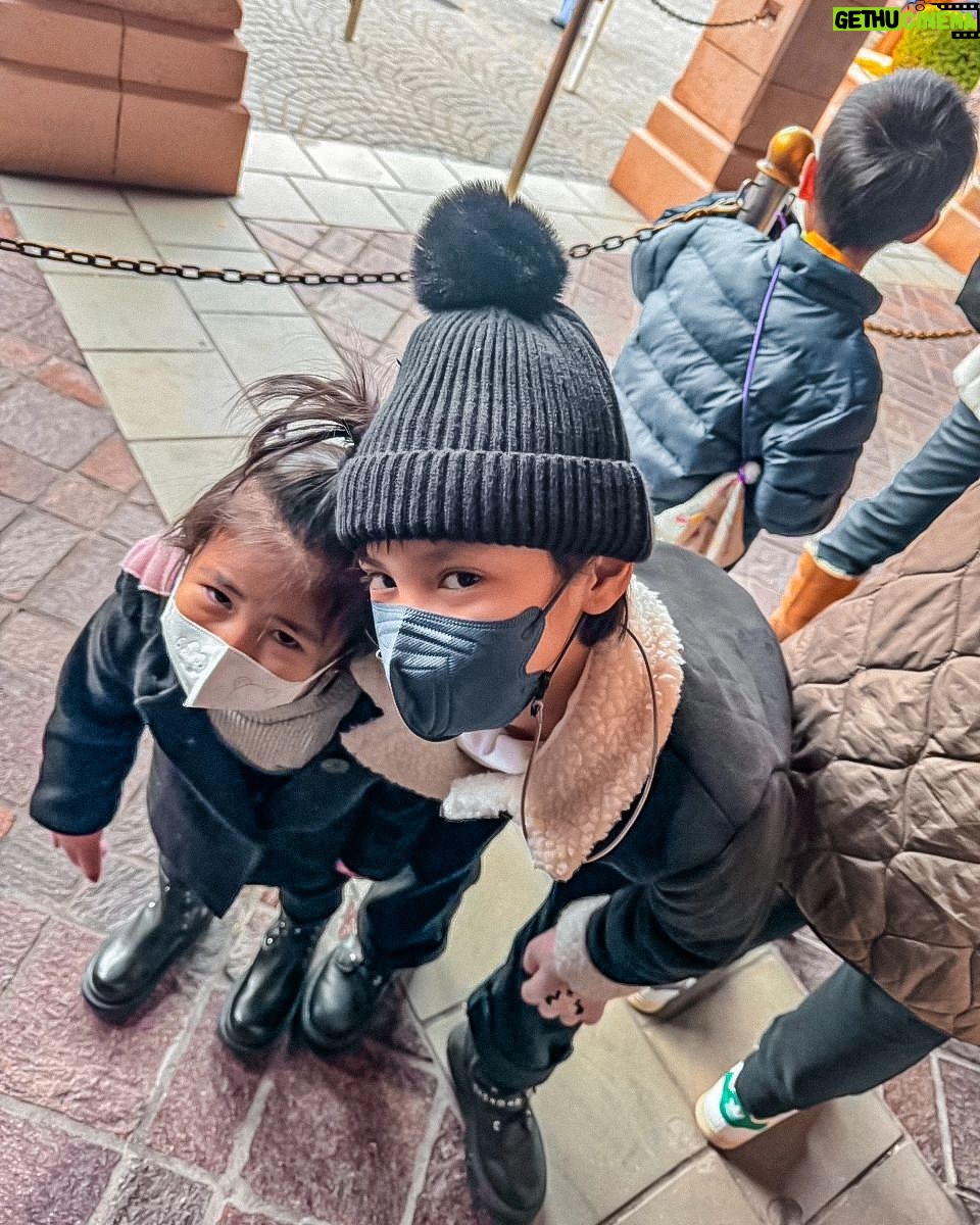 Isabel Oli Instagram - Creating beautiful memories with our kiddos. We love you guys. Habang buhay natin babaunin ang mga ngiti na to. Thank you Lord God. #wearethepratties Tokyo Disneyland