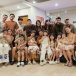 Isabel Oli Instagram – Sumisikip na po! I believe we should take a panoramic shot for Christmas next year. The kids are growing up fast🤣 

Blessed Christmas from our family to yours!!!

🤎
The Prats-Quiambao-Yambao Family🎄 Manila, Philippines