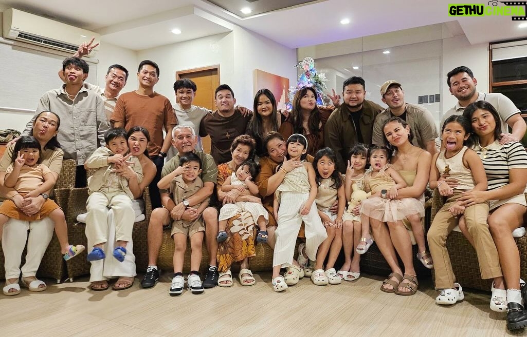 Isabel Oli Instagram - Sumisikip na po! I believe we should take a panoramic shot for Christmas next year. The kids are growing up fast🤣 Blessed Christmas from our family to yours!!! 🤎 The Prats-Quiambao-Yambao Family🎄 Manila, Philippines
