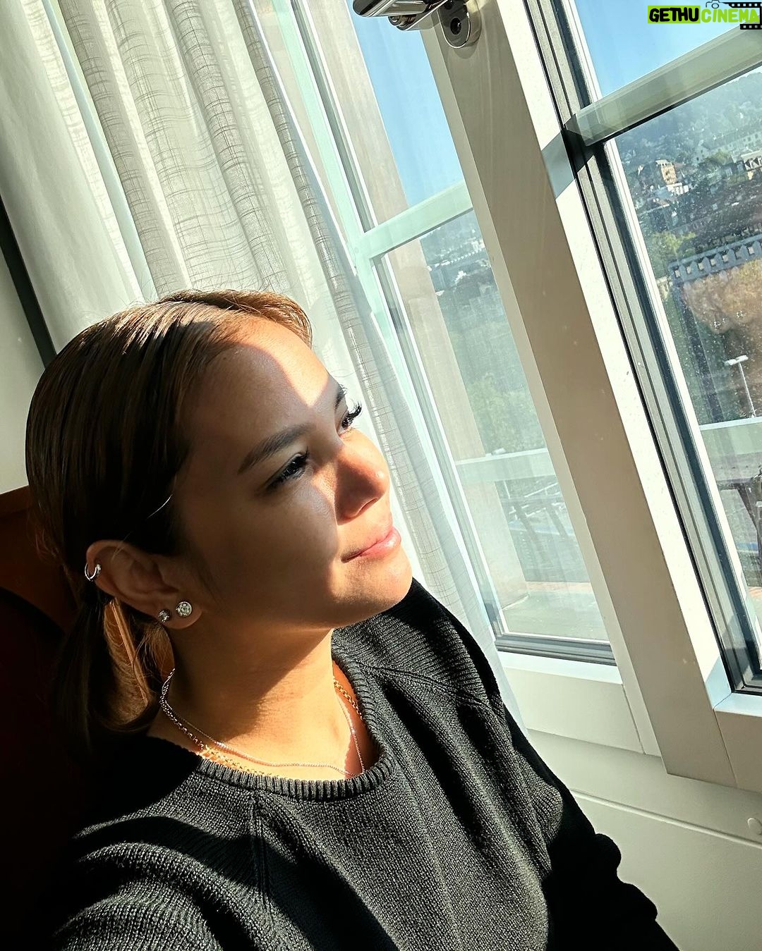 Isabel Oli Instagram - Current mood: warm and sunny 🤩 Switzerland