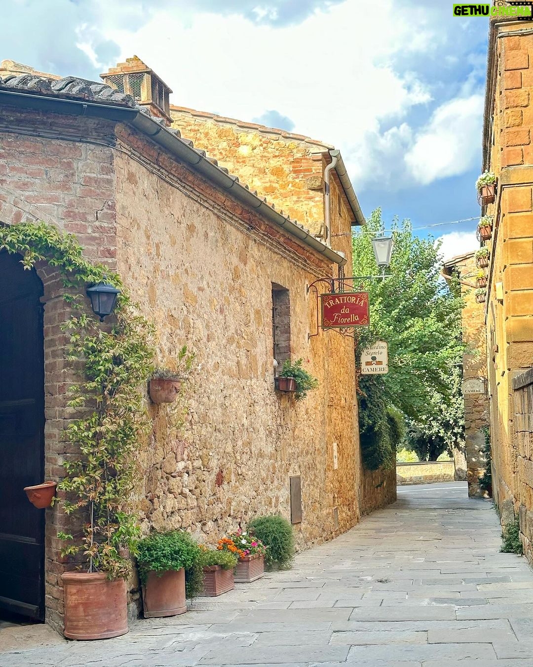 Isabel Oli Instagram - I’m itching to return after looking at these photos from my recent vacay🥹 Tuscany, Italy