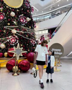 Isabel Oli Instagram - Super early Christmas shopping with my little twin @featherprats 🎄 #PrattyTV #LivsDiary 📷 @mavictagbo Manila, Philippines