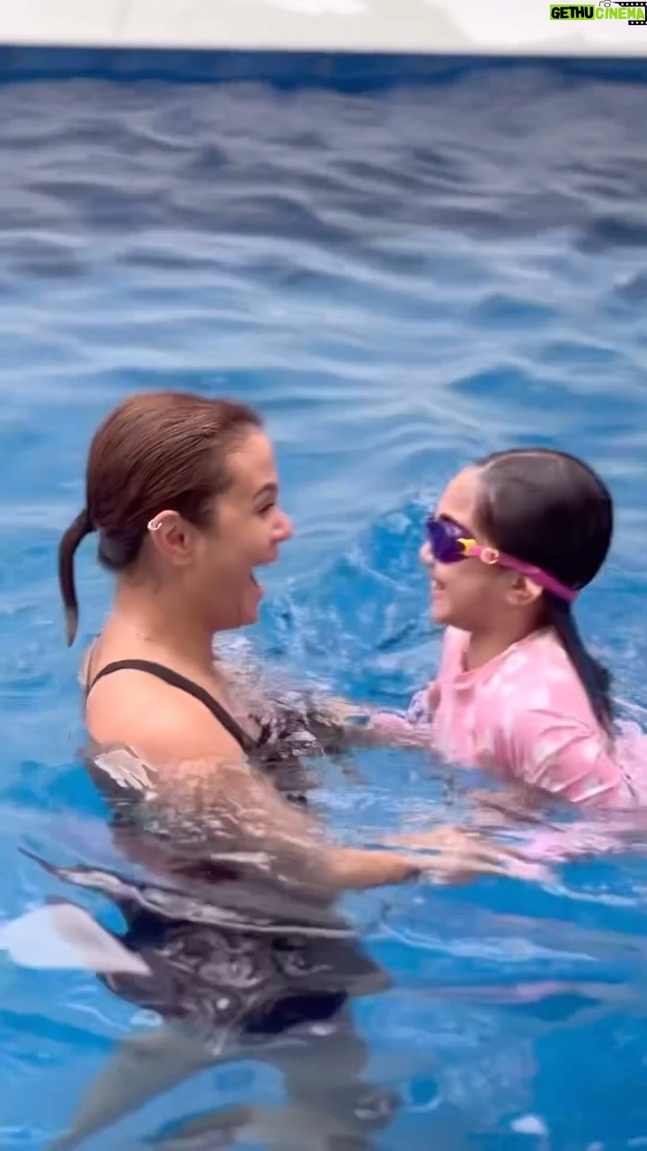 Isabel Oli Instagram - Swimming is something my daughter @featherprats and I enjoy doing together, and it helps us bond. I was worried at first when she was only starting to learning how to swim, but I know this will be important for her. She learned so quickly with patience, training, and nutritious snacks like Tiger Biscuits that give her the goodness of wheat and milk so she always has lakas and sigla to take on her activities! Feather is a Batang #LakasSigla! What’s your #LakasSigla story?🤩 #TigerBiscuits Manila, Philippines