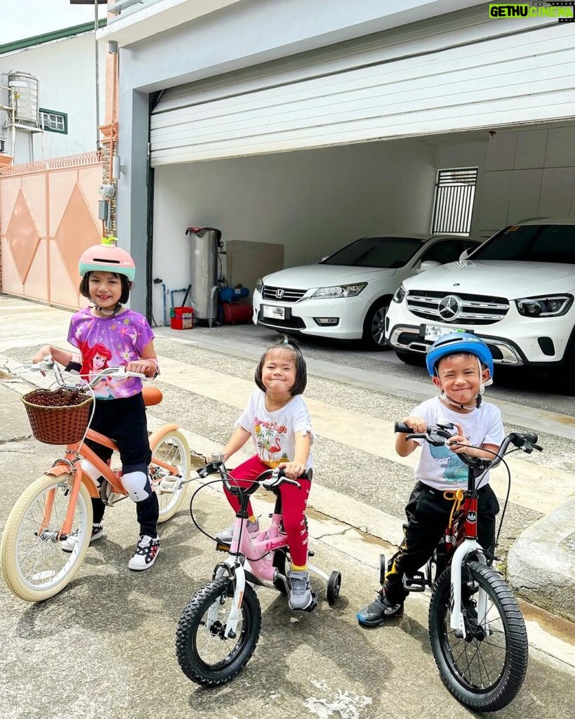 Isabel Oli Instagram - Look at their happy faces when their papa @johnprats told them they were going riding today 🤩 Priceless 🤍🥹 #PrattyKids #WeAreThePratties 🚲 @royalbabyph Manila, Philippines