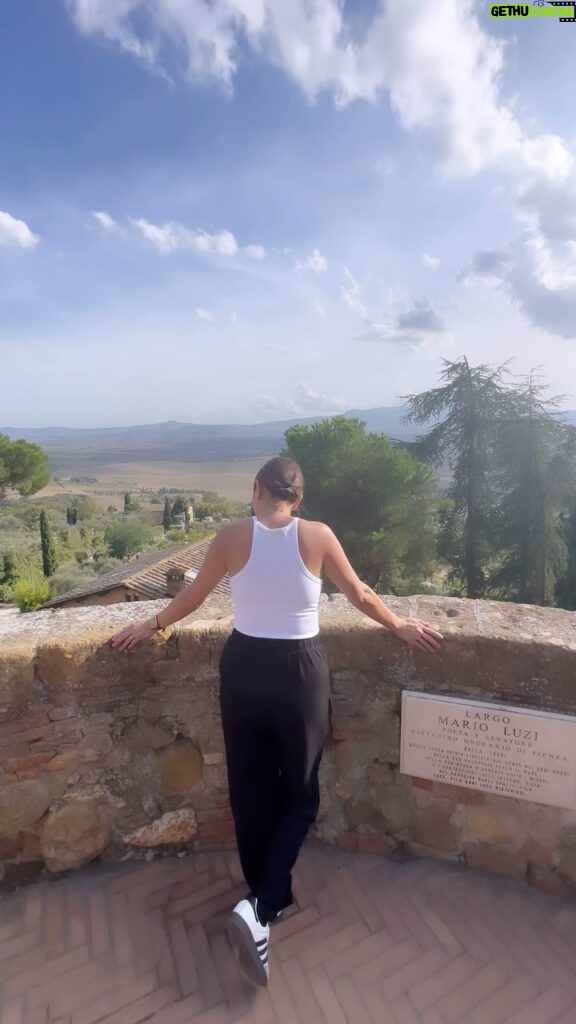 Isabel Oli Instagram - Savoring this breathtaking beauty 🤍 #TravelWithThePratties #Tuscany #LivsDiary