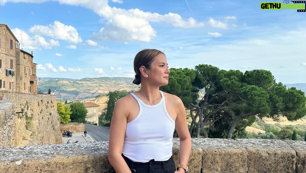 Isabel Oli Instagram - se·ren·i·ty - /səˈrenədē/ • the state of being calm, peaceful, and untroubled. #TravelWithThePratties #Pienza