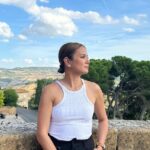 Isabel Oli Instagram - se·ren·i·ty - /səˈrenədē/ • the state of being calm, peaceful, and untroubled. #TravelWithThePratties #Pienza