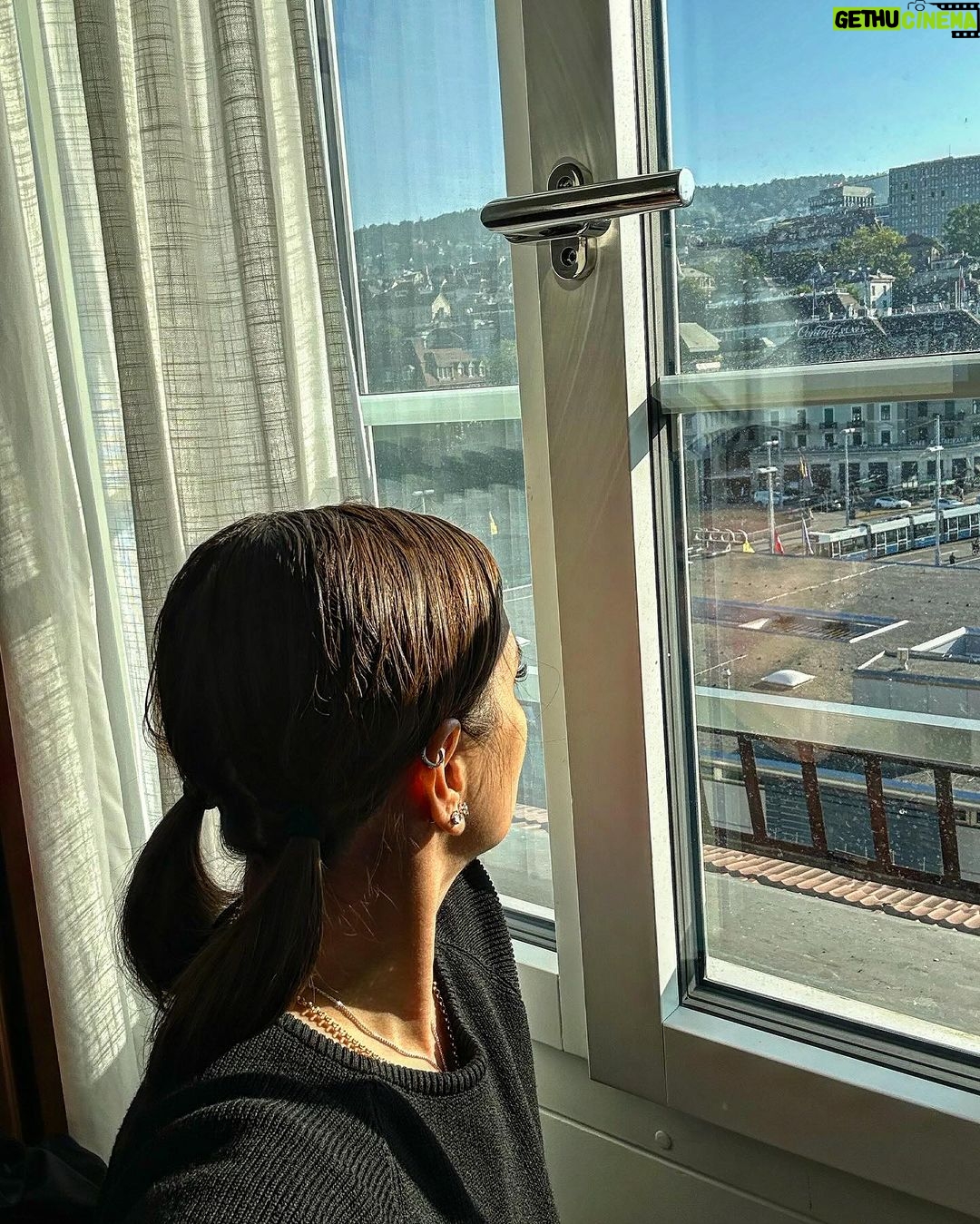 Isabel Oli Instagram - Current mood: warm and sunny 🤩 Switzerland