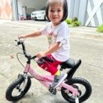 Isabel Oli Instagram – Look at their happy faces when their papa @johnprats told them they were going riding today 🤩
Priceless 🤍🥹

#PrattyKids #WeAreThePratties

🚲 @royalbabyph Manila, Philippines