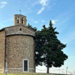 Isabel Oli Instagram - This tranquil scenery has captured my heart… aaaand him as well 🤍🤣 #TravelWithThePratties #Tuscany Chapel of Our lady of Vitaleta