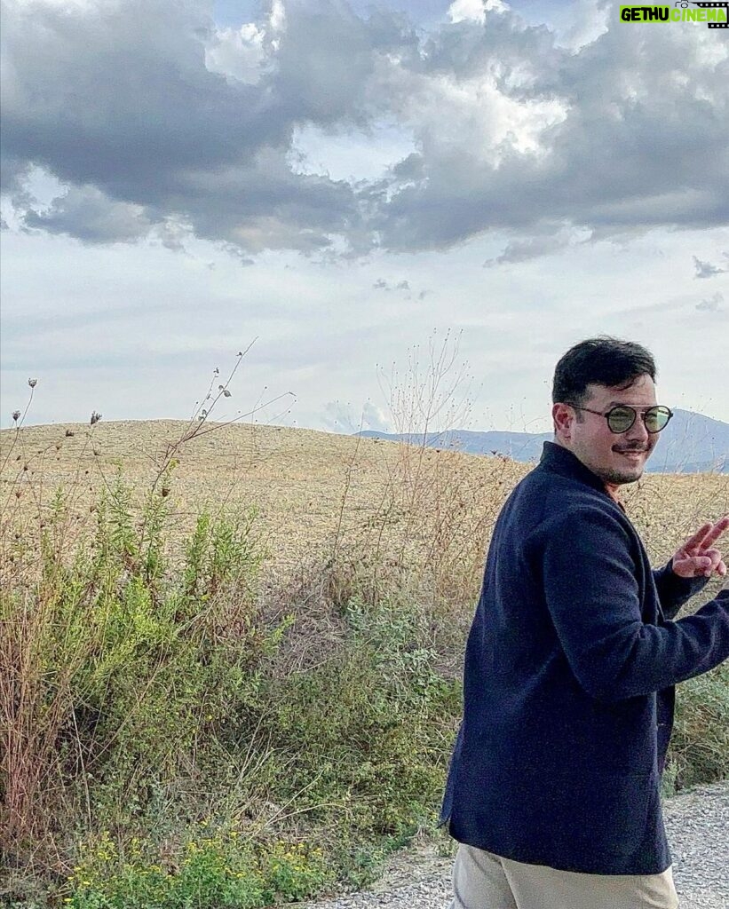 Isabel Oli Instagram - This tranquil scenery has captured my heart… aaaand him as well 🤍🤣 #TravelWithThePratties #Tuscany Chapel of Our lady of Vitaleta