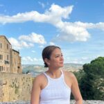 Isabel Oli Instagram - se·ren·i·ty - /səˈrenədē/ • the state of being calm, peaceful, and untroubled. #TravelWithThePratties #Pienza