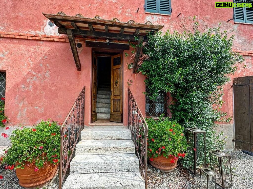 Isabel Oli Instagram - Home for the next few days😘 📍Tuscany #TravelWithThePratties #Tuscany