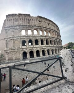 Isabel Oli Instagram - Today's positive vibe is sponsored by ROME 🏟️🤣 #Colosseum #Rome #TravelWithThePratties