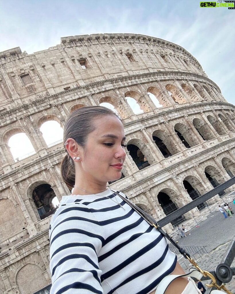 Isabel Oli Instagram - Today's positive vibe is sponsored by ROME 🏟️🤣 #Colosseum #Rome #TravelWithThePratties
