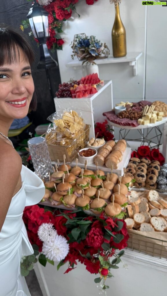 Isabel Oli Instagram - Table full of yum!😍 I am a fan, and I always enjoy gazing at grazing tables! Sometimes it’s simply too gorgeous to eat🥰 🧀🍇🍫 @cocktails.manila