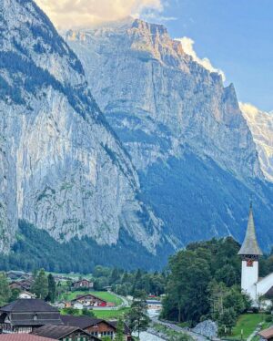 Isabel Oli Instagram - A picture-postcard village🇨🇭 

📷 @charissetinionp @niceprintphoto 
#TravelWithThePratties #Switzerland #Lauterbrunnen