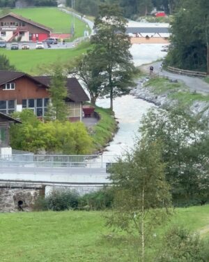 Isabel Oli Instagram - A picture-postcard village🇨🇭 

📷 @charissetinionp @niceprintphoto 
#TravelWithThePratties #Switzerland #Lauterbrunnen
