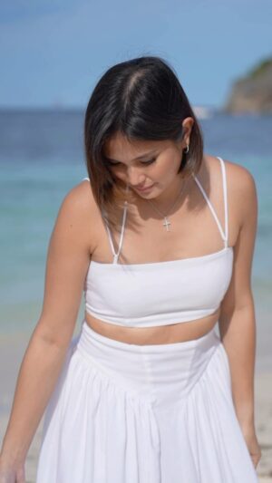 Isabel Oli Instagram - Choosing just one photo is simply impossible✌🏼🏝️ 

Dress: @zoo.label 

#TravelWithThePratties #Travel #Boracay #Beach #BeachLife #BeachOOTD 
📷 @lubimtafilms