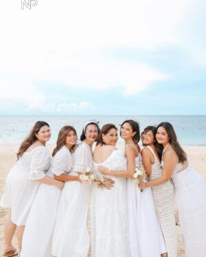 Isabel Oli Instagram - Team bride 👰‍♀️ 

Venue: @savoyboracay 
Photo: @niceprintphoto Local Boracay Team
Coordination: @ronaldsoncioevents
Florist: @das_creations_byswirly 
Hair and makeup: @metroglam_studio_boracay