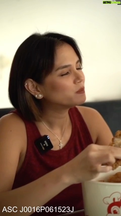 Isabel Oli Instagram - Guess what’s my rating for Jollibee Chickenjoy? Clue: It really is crispylicious and juicylicious! Guys kung ako sainyo, order best-tasting Chickenjoy from the Jollibee app now!!! Comment down below and share your ratings ok? #PhilippinesBestTasting #Chickenjoy5Stars Based on Quantitative Brand and Product Imagery Study in Total PH, July 2022 ASC J0016P061523J Manila, Philippines