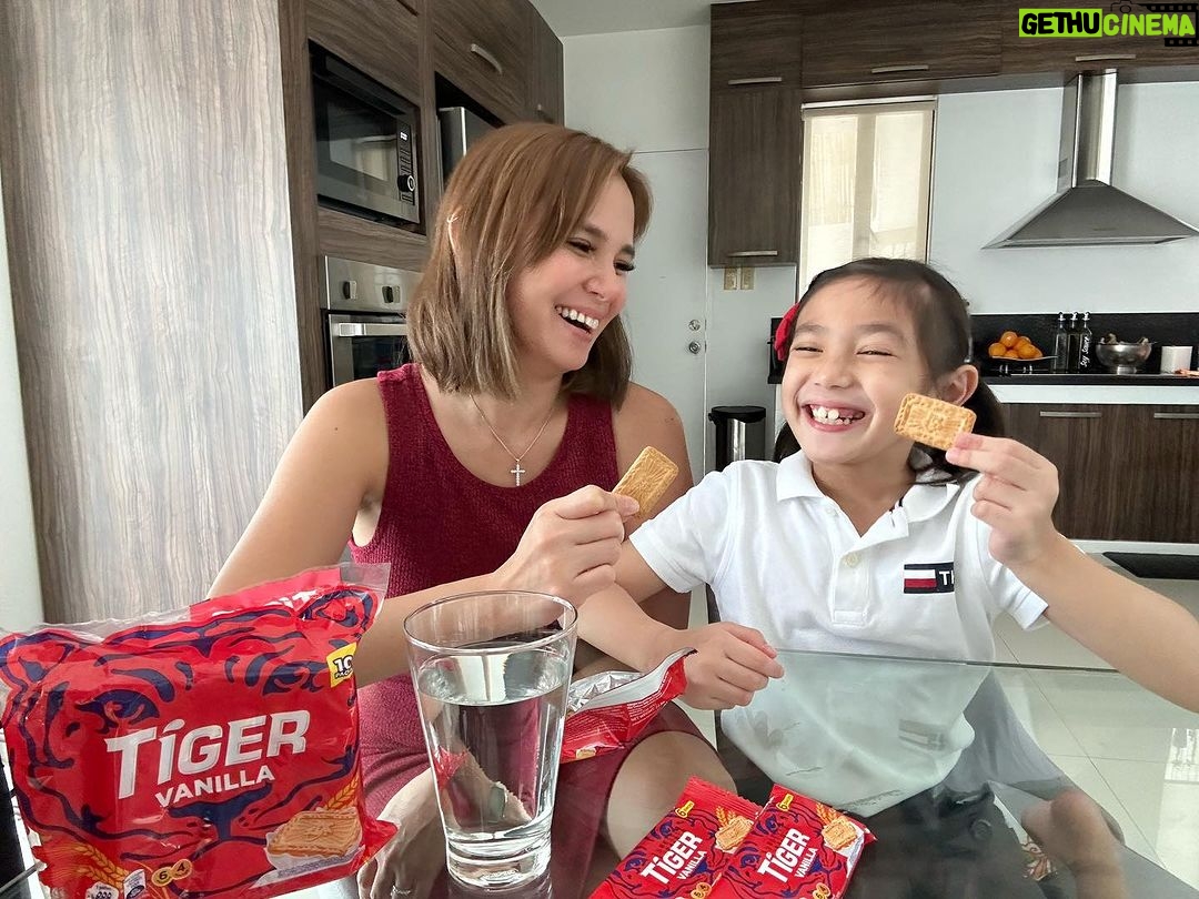 Isabel Oli Instagram - It’s back to school for my @FeatherPrats . This school year, my daughter will finally be attending classes full-onsite. Here's a sneak peek at what we've prepared for her first day. Syempre I packed her favorite snacks, Tiger Biscuits!!! I remember when I first saw this in the supermarket, it definitely caught my attention right away cos it is packed with the goodness of wheat and milk. And that's exactly what I want for in kid-friendly snacks - perfect talaga pang baon, available in Vanilla and Chocolate flavors! Sigurado na may #LakasSigla siya ngayong balik-eskwela. Available in supermarkets near you and online stores🤍 #TigerBiscuits #LakasSigla Manila, Philippines