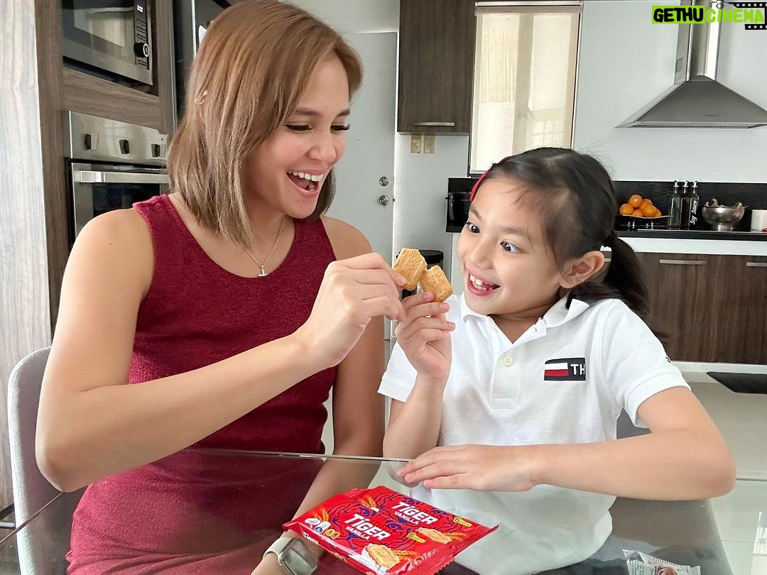 Isabel Oli Instagram - It’s back to school for my @FeatherPrats . This school year, my daughter will finally be attending classes full-onsite. Here's a sneak peek at what we've prepared for her first day. Syempre I packed her favorite snacks, Tiger Biscuits!!! I remember when I first saw this in the supermarket, it definitely caught my attention right away cos it is packed with the goodness of wheat and milk. And that's exactly what I want for in kid-friendly snacks - perfect talaga pang baon, available in Vanilla and Chocolate flavors! Sigurado na may #LakasSigla siya ngayong balik-eskwela. Available in supermarkets near you and online stores🤍 #TigerBiscuits #LakasSigla Manila, Philippines