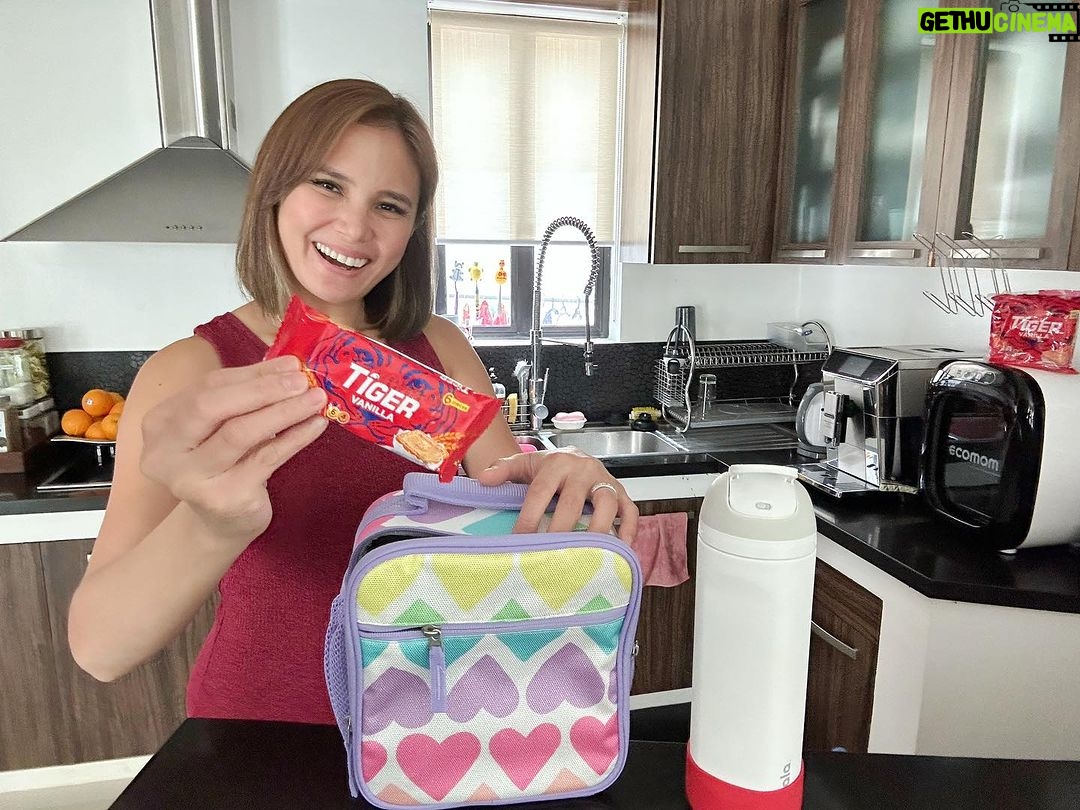 Isabel Oli Instagram - It’s back to school for my @FeatherPrats . This school year, my daughter will finally be attending classes full-onsite. Here's a sneak peek at what we've prepared for her first day. Syempre I packed her favorite snacks, Tiger Biscuits!!! I remember when I first saw this in the supermarket, it definitely caught my attention right away cos it is packed with the goodness of wheat and milk. And that's exactly what I want for in kid-friendly snacks - perfect talaga pang baon, available in Vanilla and Chocolate flavors! Sigurado na may #LakasSigla siya ngayong balik-eskwela. Available in supermarkets near you and online stores🤍 #TigerBiscuits #LakasSigla Manila, Philippines