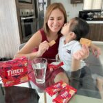 Isabel Oli Instagram - It’s back to school for my @FeatherPrats . This school year, my daughter will finally be attending classes full-onsite. Here's a sneak peek at what we've prepared for her first day. Syempre I packed her favorite snacks, Tiger Biscuits!!! I remember when I first saw this in the supermarket, it definitely caught my attention right away cos it is packed with the goodness of wheat and milk. And that's exactly what I want for in kid-friendly snacks - perfect talaga pang baon, available in Vanilla and Chocolate flavors! Sigurado na may #LakasSigla siya ngayong balik-eskwela. Available in supermarkets near you and online stores🤍 #TigerBiscuits #LakasSigla Manila, Philippines