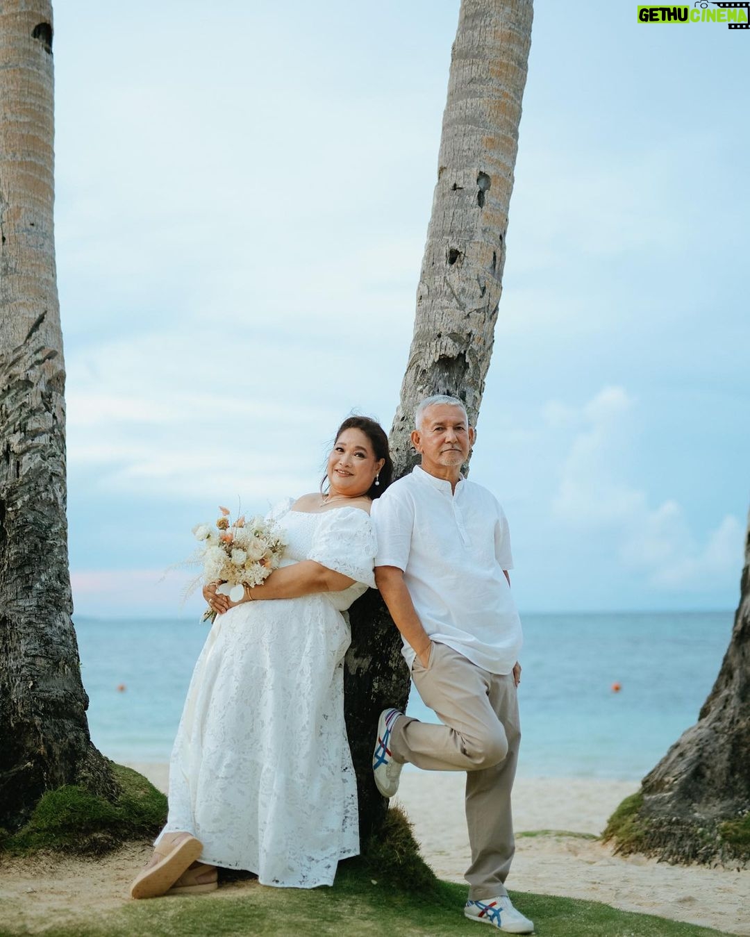 Isabel Oli Instagram - It was really unforgettable to see my in-laws' surprise vow renewal and 40th wedding anniversary🤩 Sharing a handful of images from a day that will always hold special meaning for us🤍 Venue: @savoyboracay Photo: @niceprintphoto Local Boracay Team Coordination: @ronaldsoncioevents Florist: @das_creations_byswirly Hair and makeup: @metroglam_studio_boracay Savoy Hotel Manila