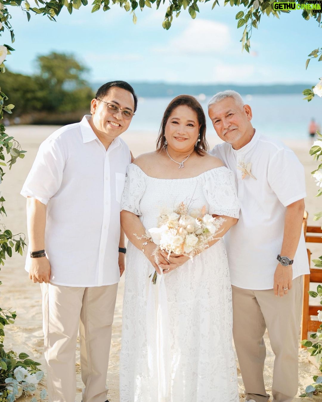 Isabel Oli Instagram - It was really unforgettable to see my in-laws' surprise vow renewal and 40th wedding anniversary🤩 Sharing a handful of images from a day that will always hold special meaning for us🤍 Venue: @savoyboracay Photo: @niceprintphoto Local Boracay Team Coordination: @ronaldsoncioevents Florist: @das_creations_byswirly Hair and makeup: @metroglam_studio_boracay Savoy Hotel Manila