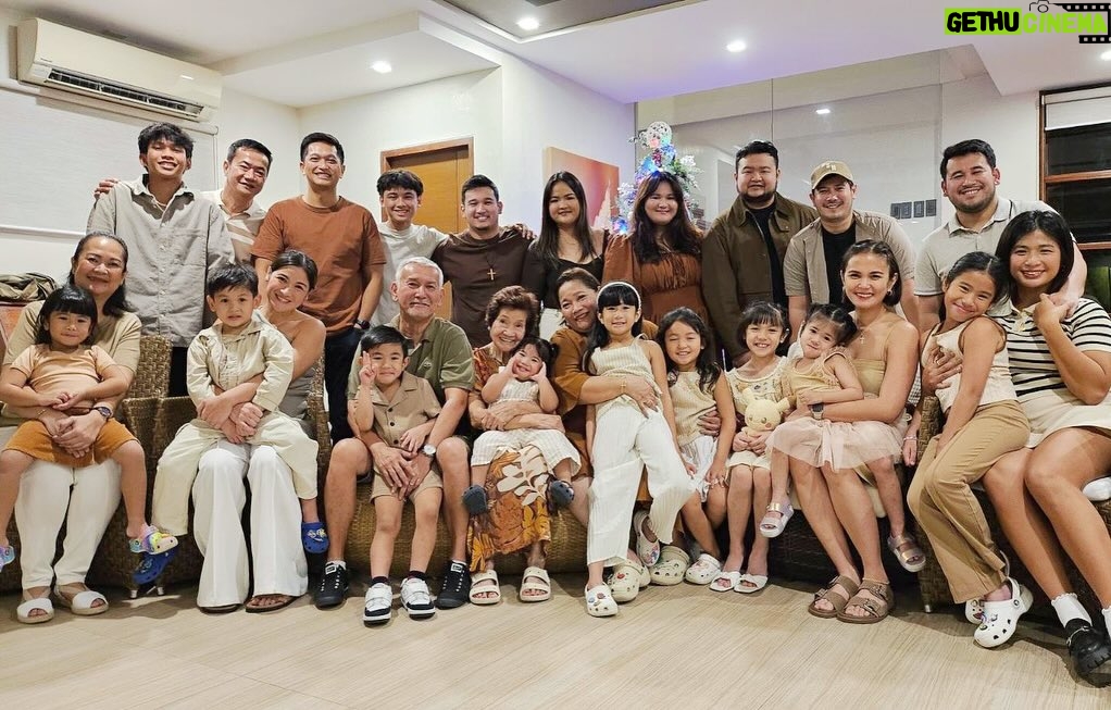 Isabel Oli Instagram - Sumisikip na po! I believe we should take a panoramic shot for Christmas next year. The kids are growing up fast🤣 Blessed Christmas from our family to yours!!! 🤎 The Prats-Quiambao-Yambao Family🎄 Manila, Philippines