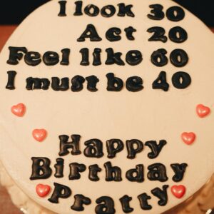 Isabel Oli Instagram - My crush recently turned 40🥰 

🎂 : @bakesbyhazelnut 
📷: @niceprintphoto