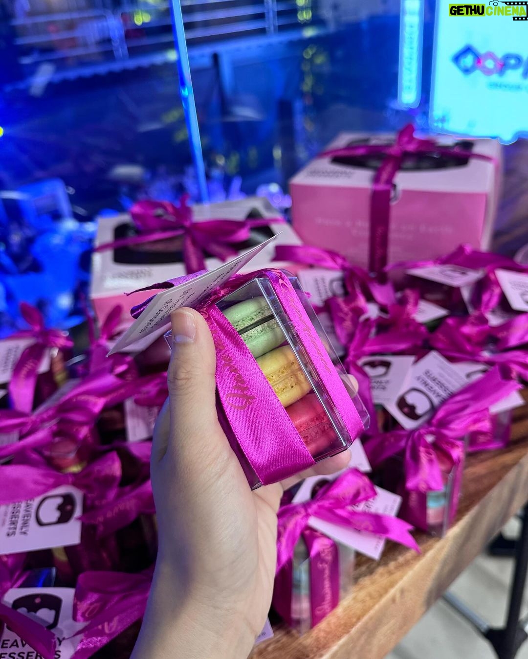Isabel Oli Instagram - The cakes and macarons from @heavenlydesserts_chefjeng are like small pieces of bliss🤍 Always the perfect gift for any occasion🎂 Ds Prats Construction & Development Inc.